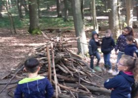 Die Viertklässler der PGS bei den Waldspielen im Burgauer Wald
