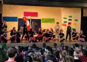 Weihnachtliche Monatsfeier am letzten Schultag vor den Ferien